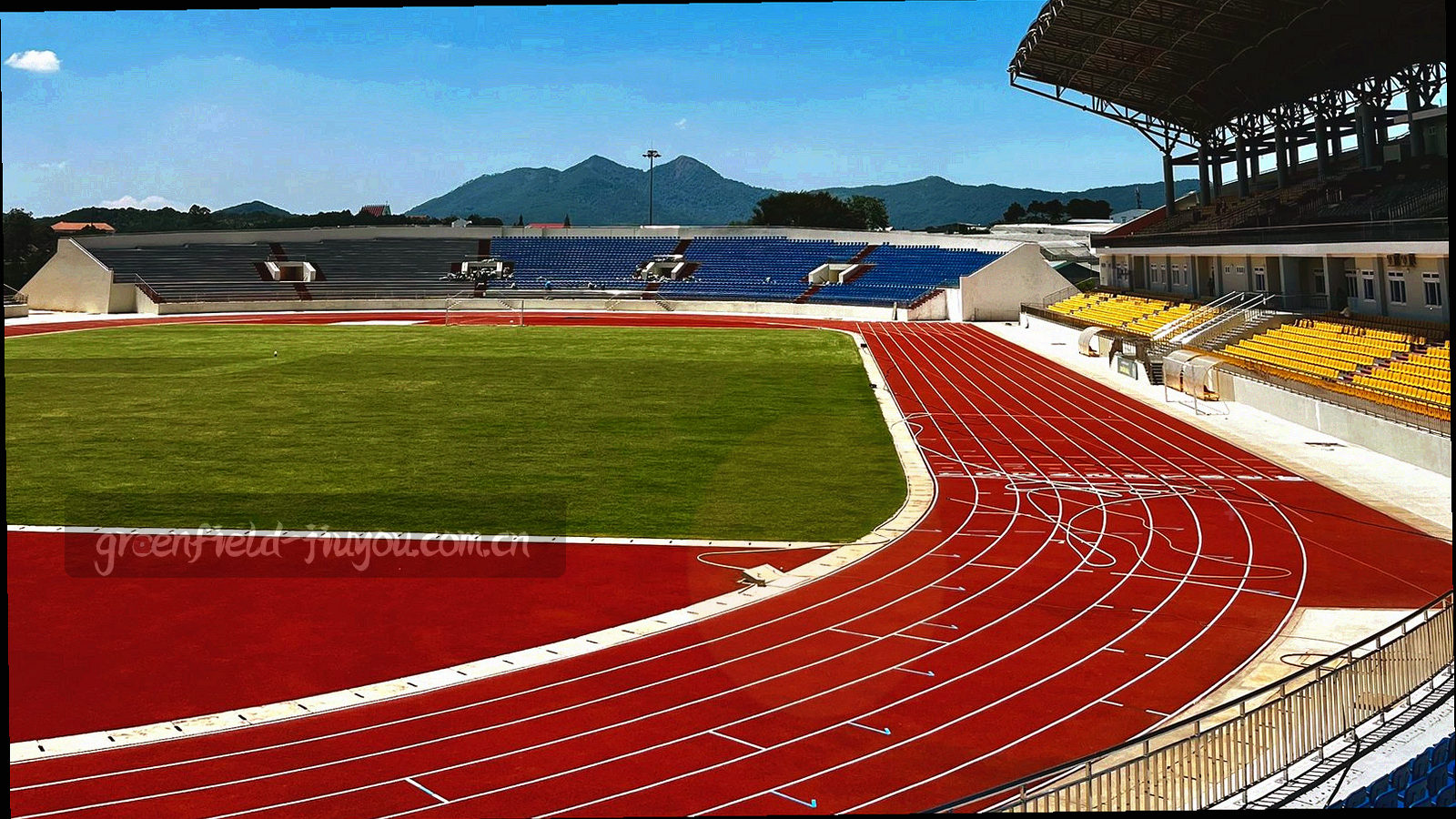 球场边线与阶梯刻度构成的抽象背景